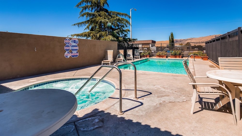 SureStay Hotel by Best Western Tehachapi 5/34