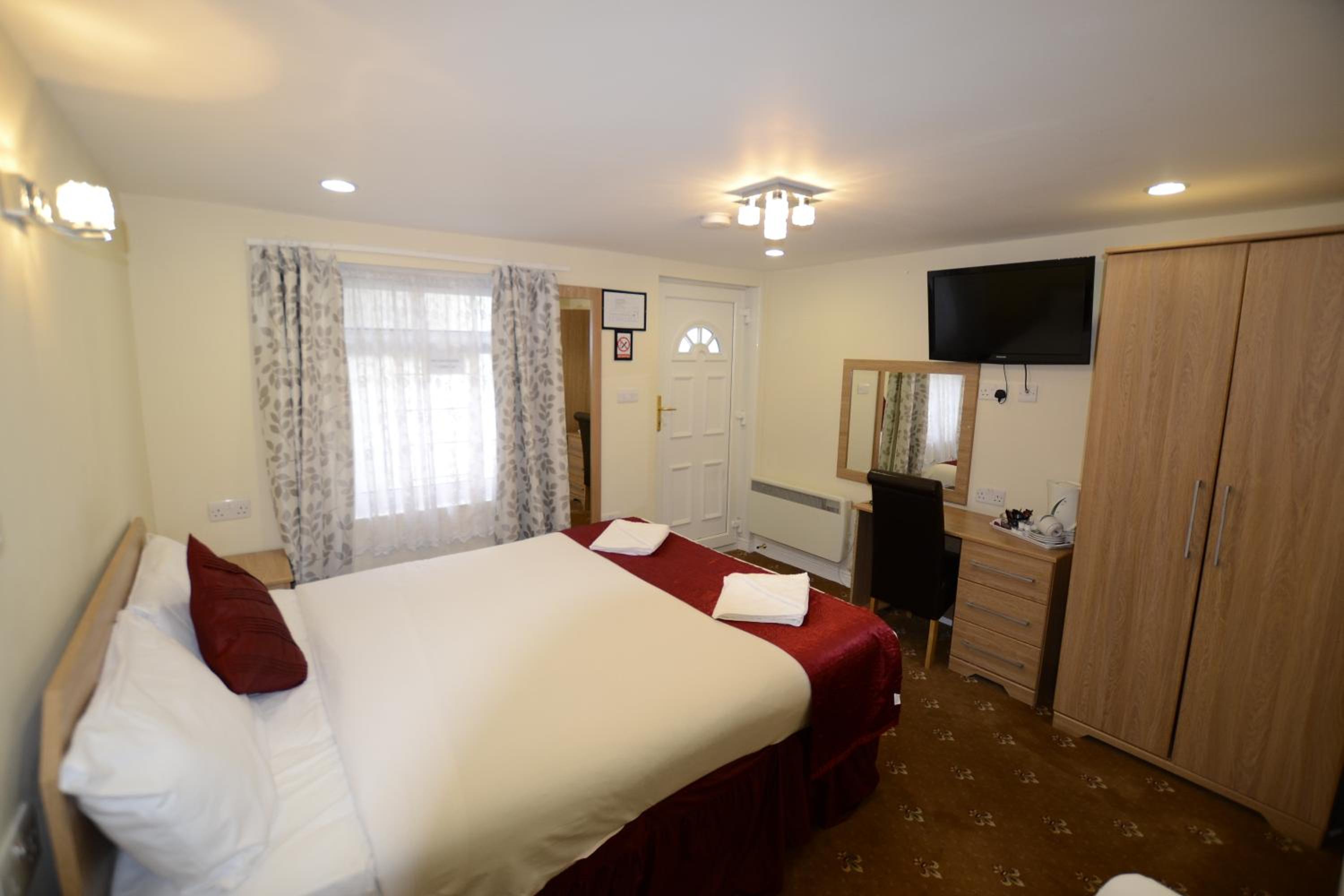 ROOM, DOUBLE BED
