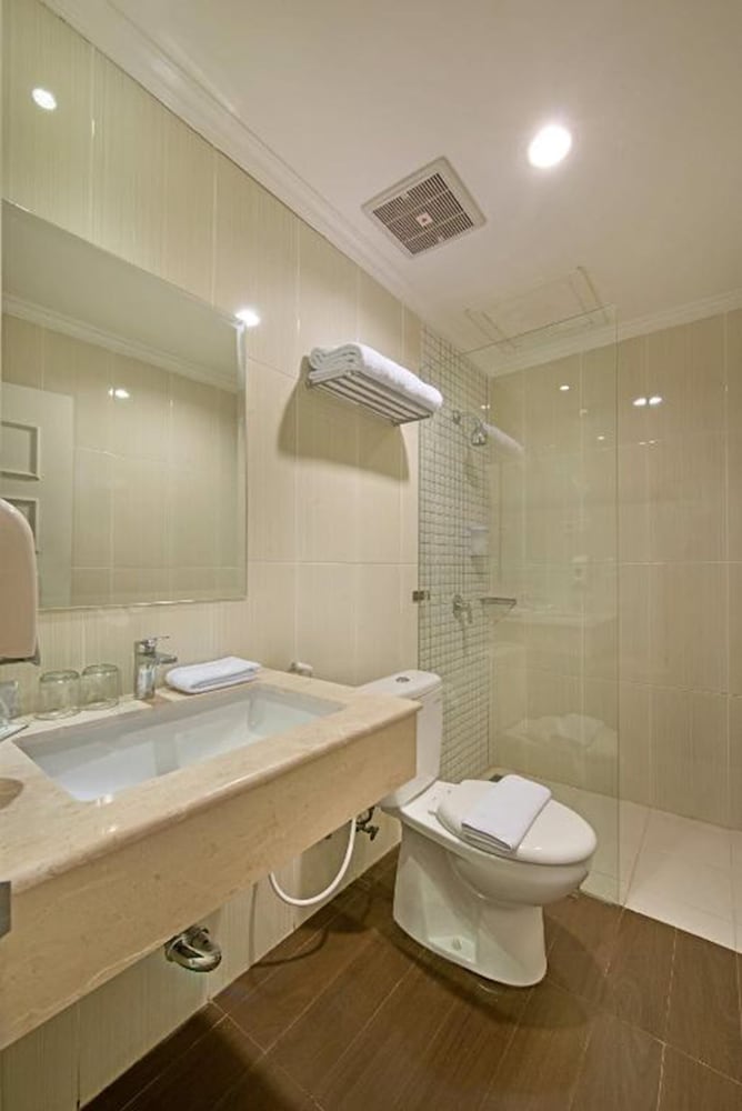 WHIZ PRIME HOTEL DARMO HARAPAN SURABAYA 25/26