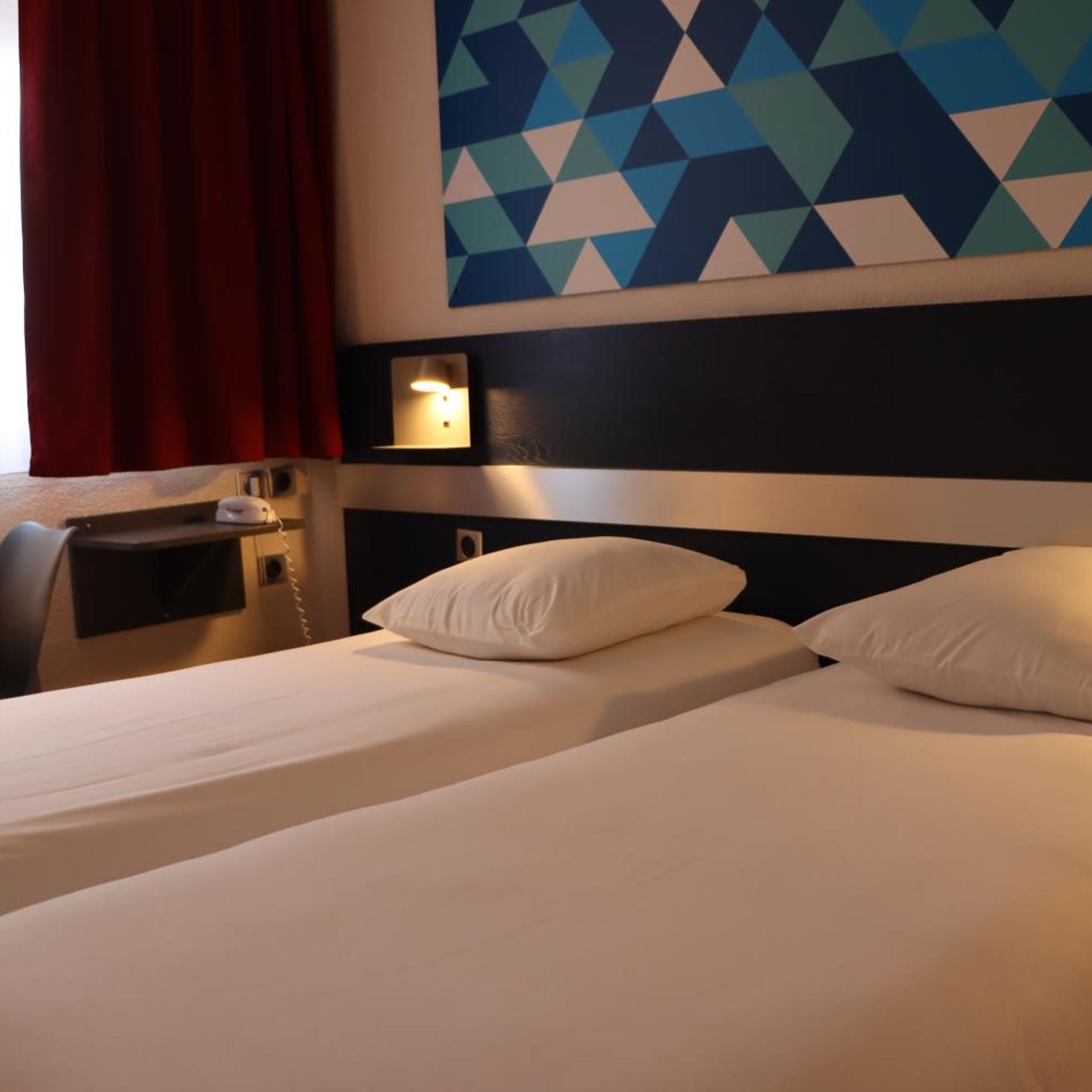 ROOM, TWIN BEDS