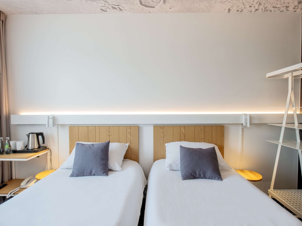 ROOM, TWIN BEDS