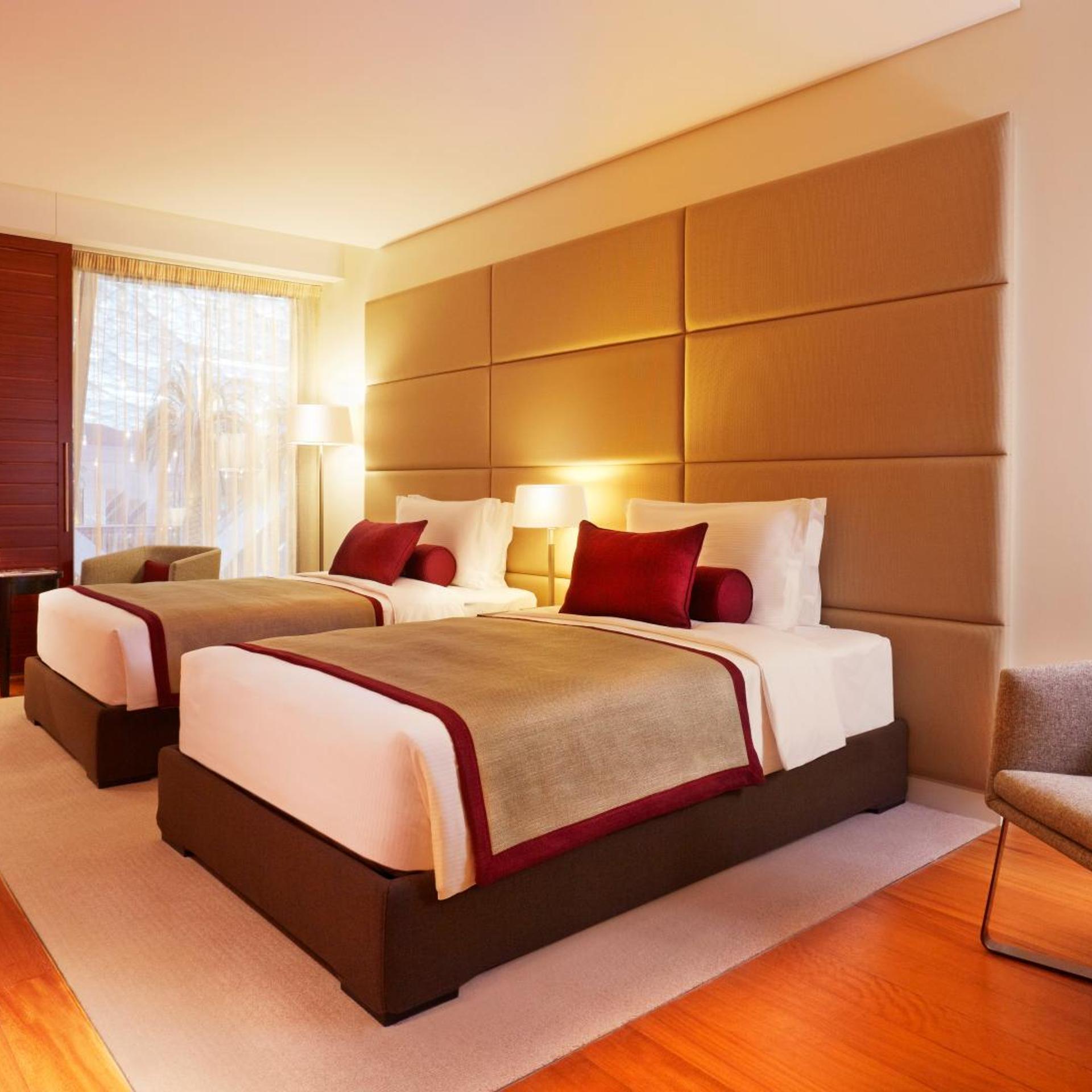 DELUXE, TWIN BEDS