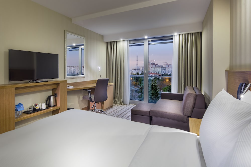 ROOM, QUEEN BED, SOFA
