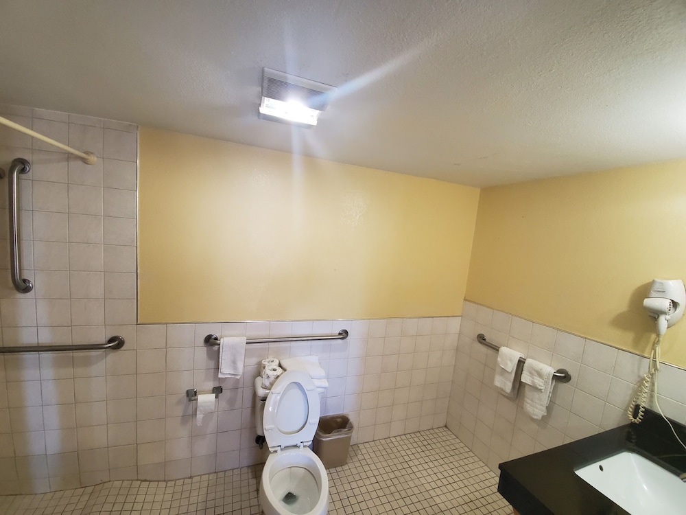 Americas Best Value Inn - Frost Bank Center 24/36