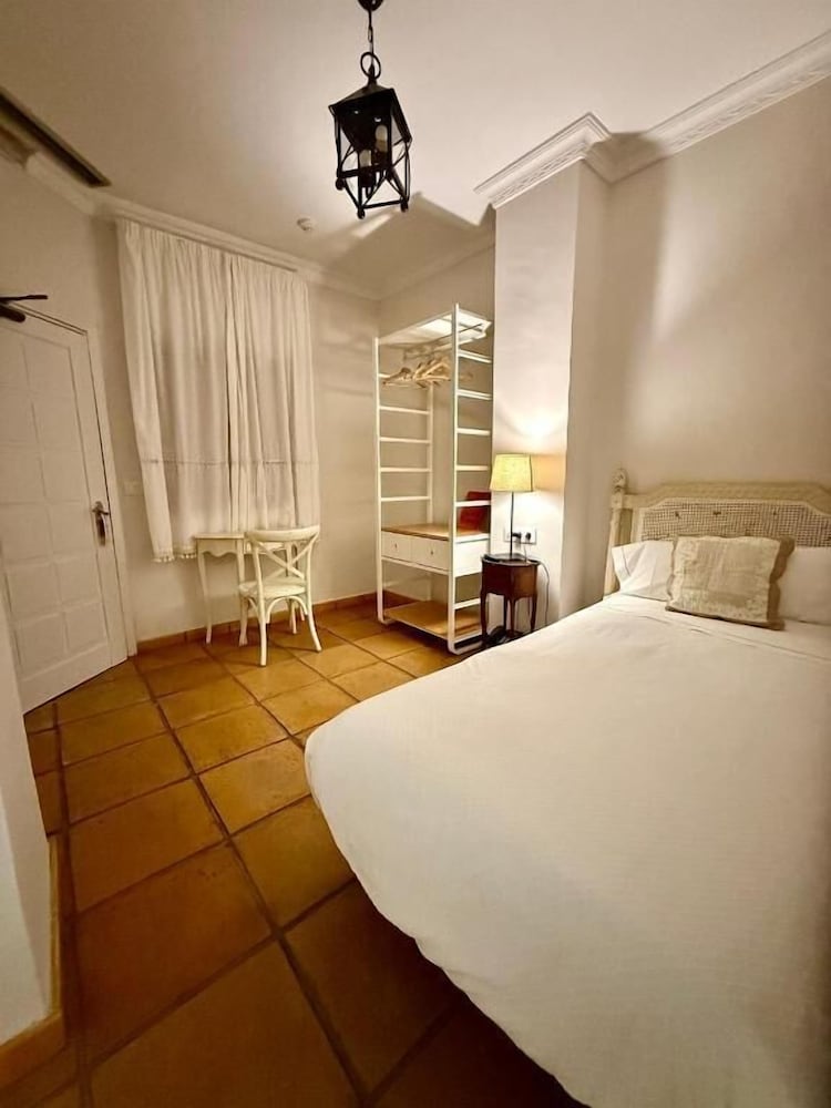 ROOM, SINGLE