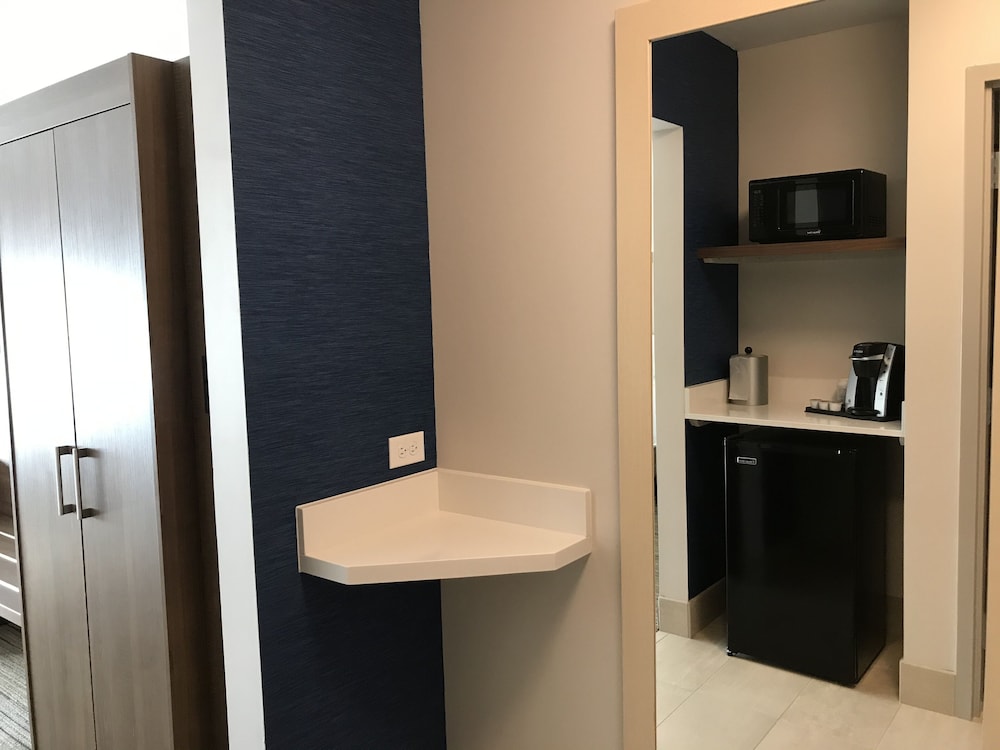Holiday Inn Express & Suites Phoenix - Airport North 49/71