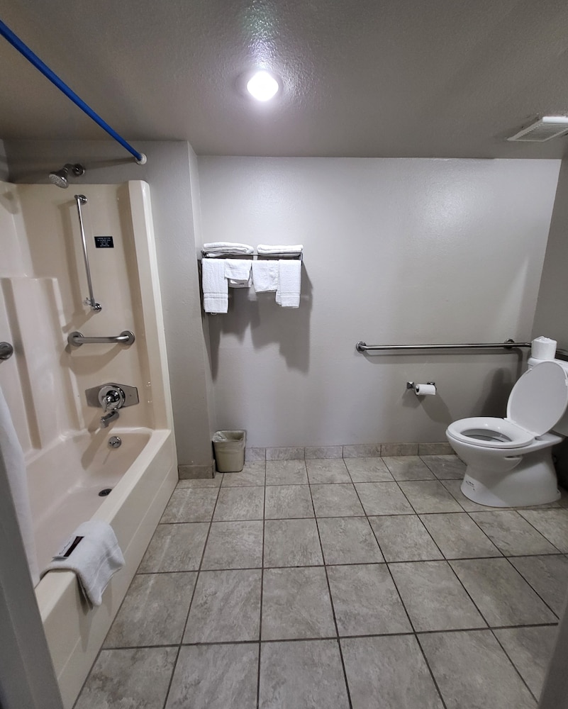 Hallmark Inn and Suites 29/30