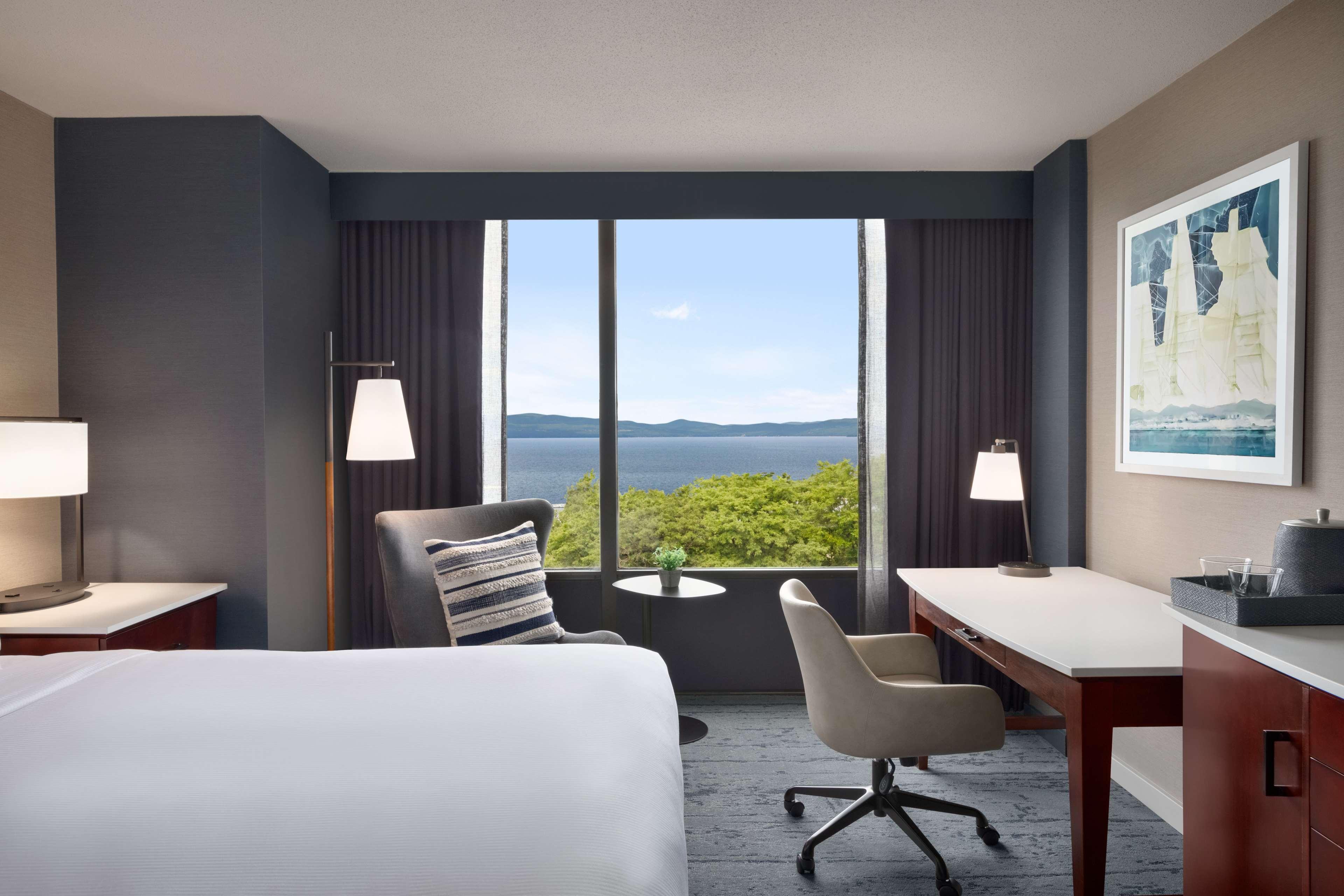 غرفة بسرير مزدوج بإطلالة، Hotel Champlain Burlington, Curio Collection by Hilton 2/3