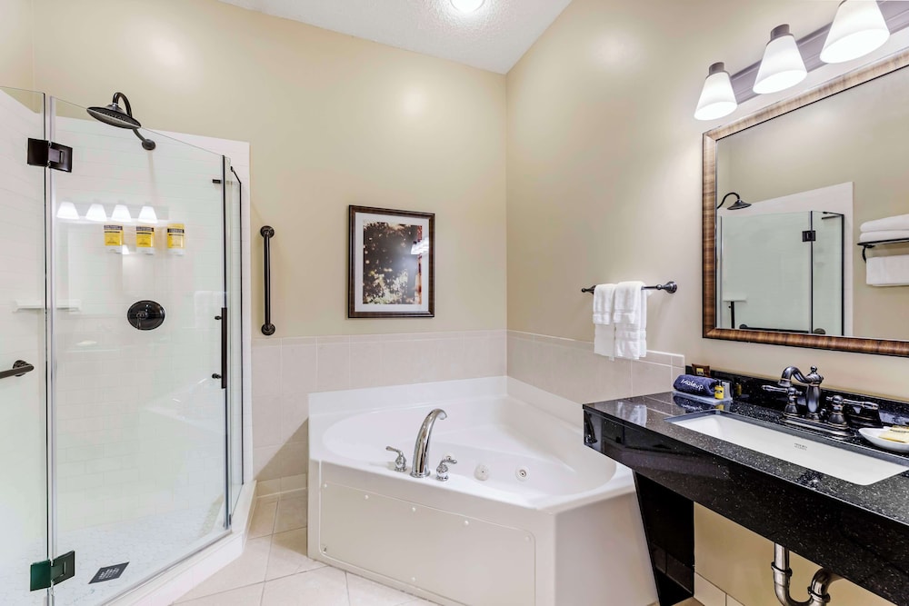 جناح بسرير كينج مع أريكة بحوض جاكوزي، Best Western Plus Dutch Haus Inn And Suites 7/7