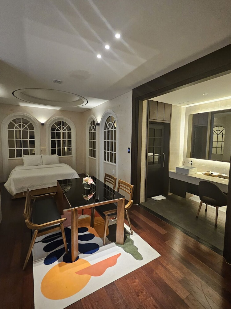 Bentley Hotel Chungjang 25/38