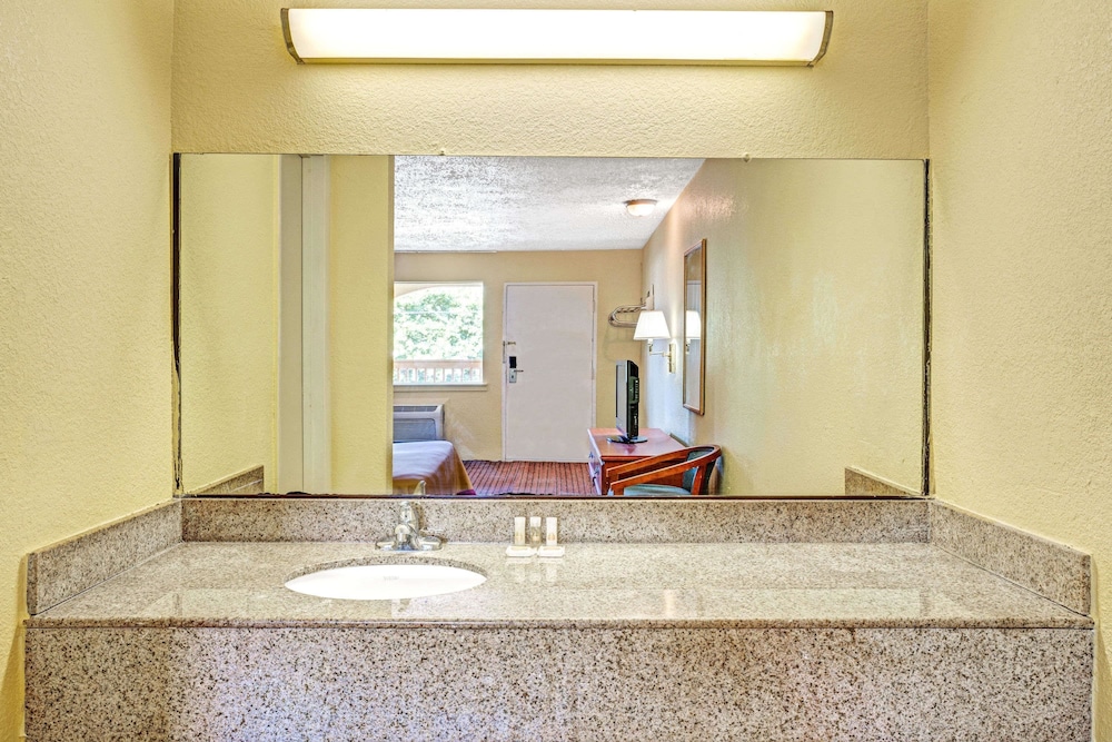 Days Inn by Wyndham Chesapeake 12/45