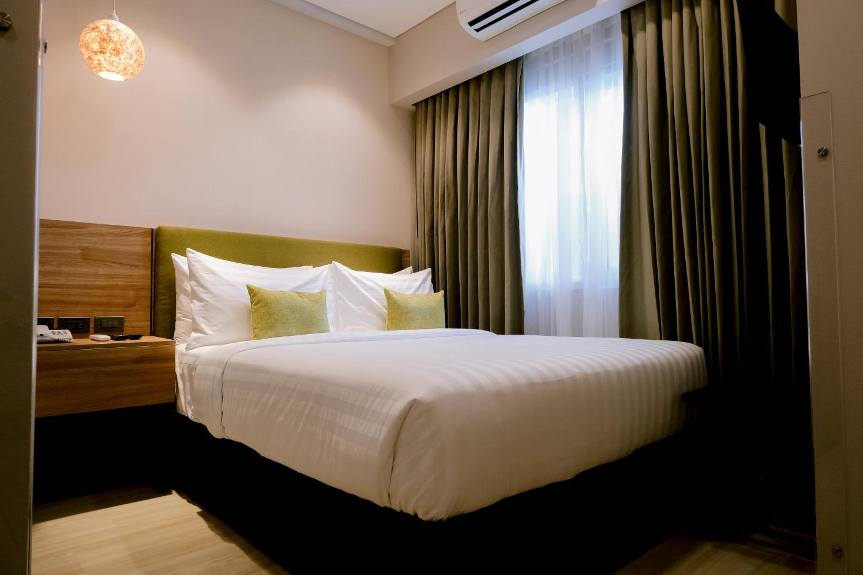 ROOM, DOUBLE OR TWIN BED