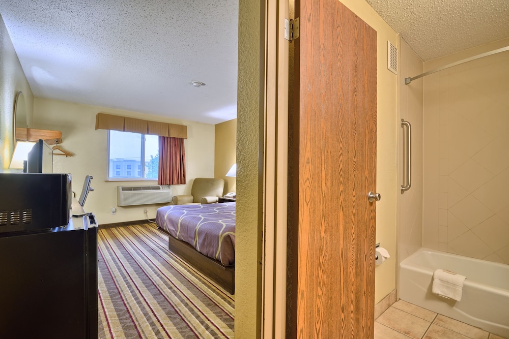Super 8 by Wyndham Latham/Albany Airport 20/36