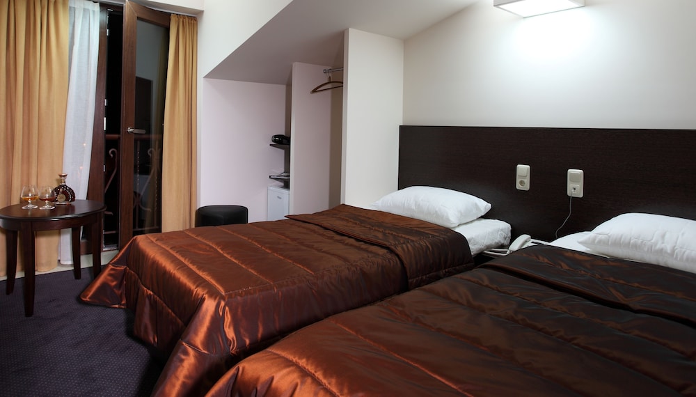 Cascade Hotel 24/46