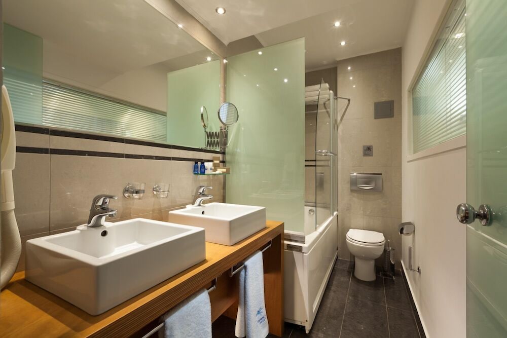 EXECUTIVE, DOUBLE OR TWIN BED, SEA VIEW