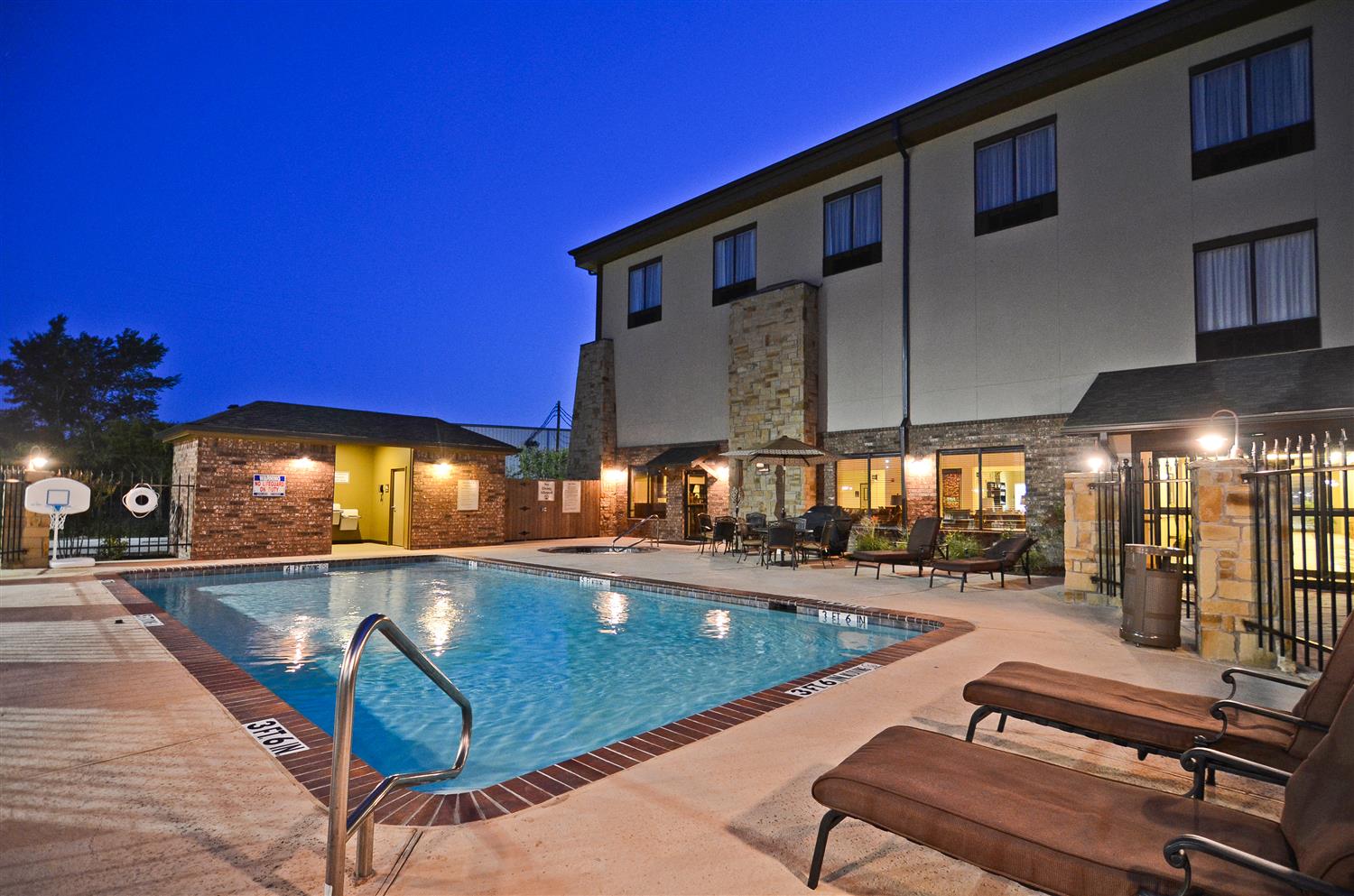 Best Western Plus Emory At Lake Fork Inn And Suites 42/42