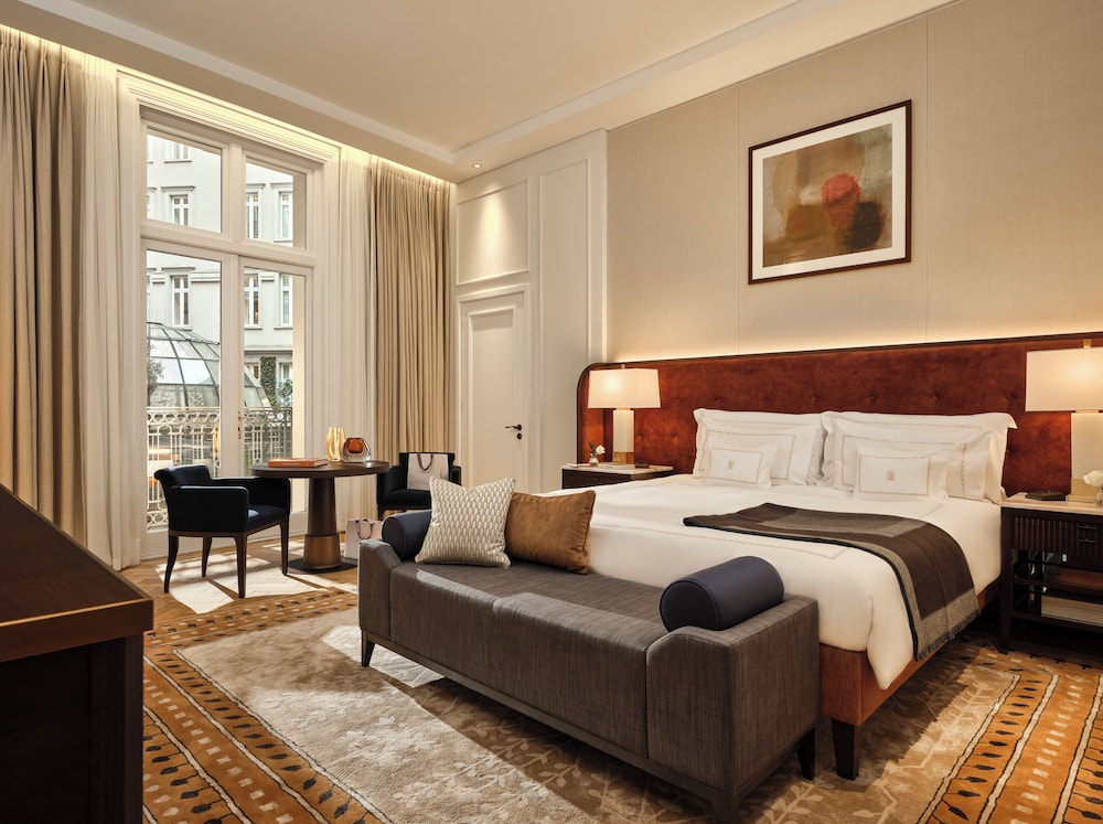DELUXE, SUITE, KING BED