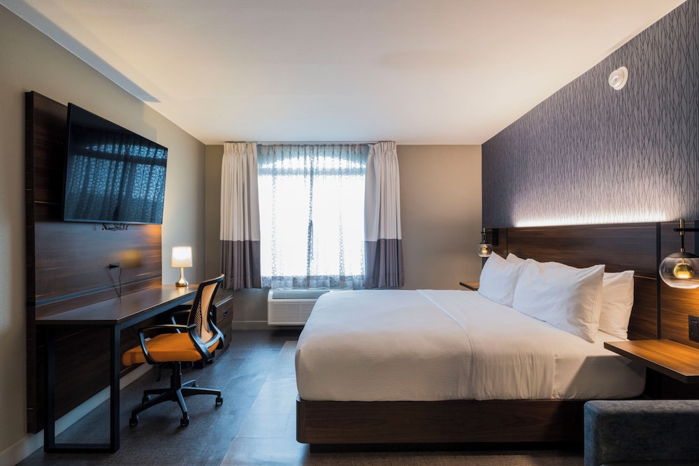 ROOM, KING BED