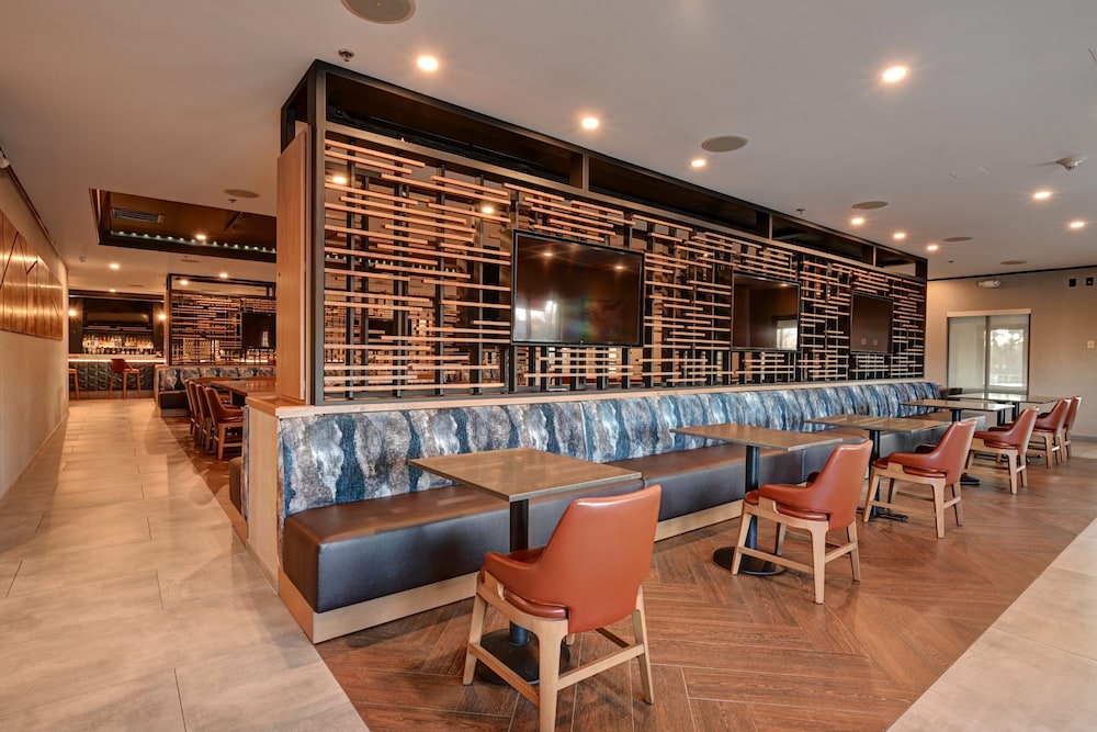 DoubleTree by Hilton Denver International Airport (ex. Holiday Inn Hotel And Suites) 39/45