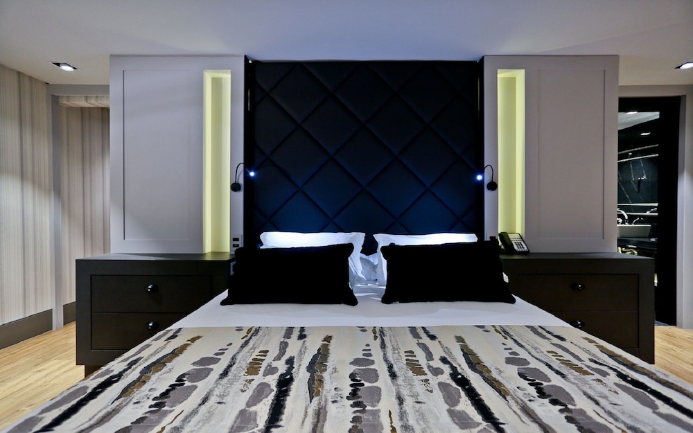 Master, Suite, King Bed, City View