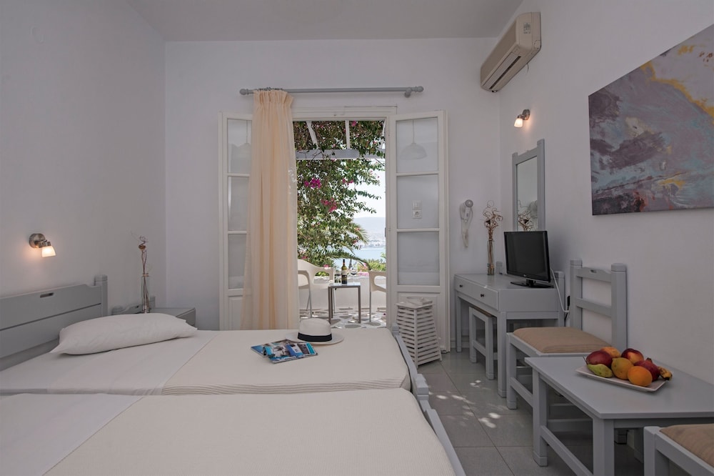 Akrotiri Hotel 22/68