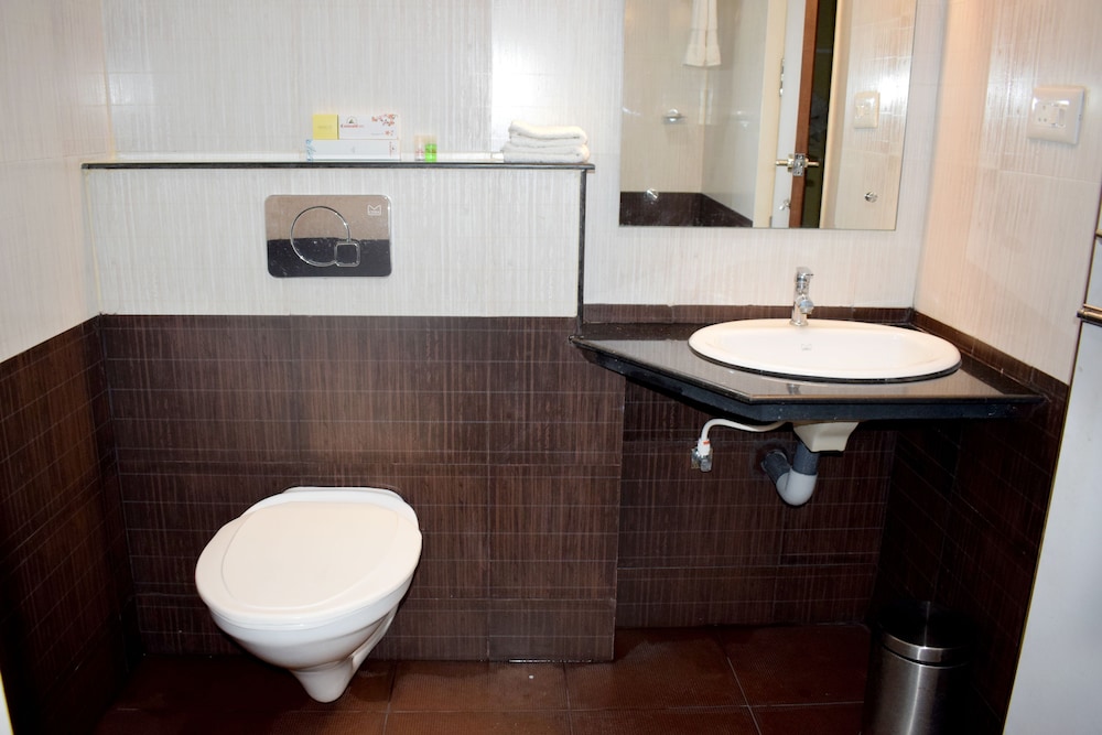 NAKSHATRA EMERALD INN GURUVAYUR 38/41