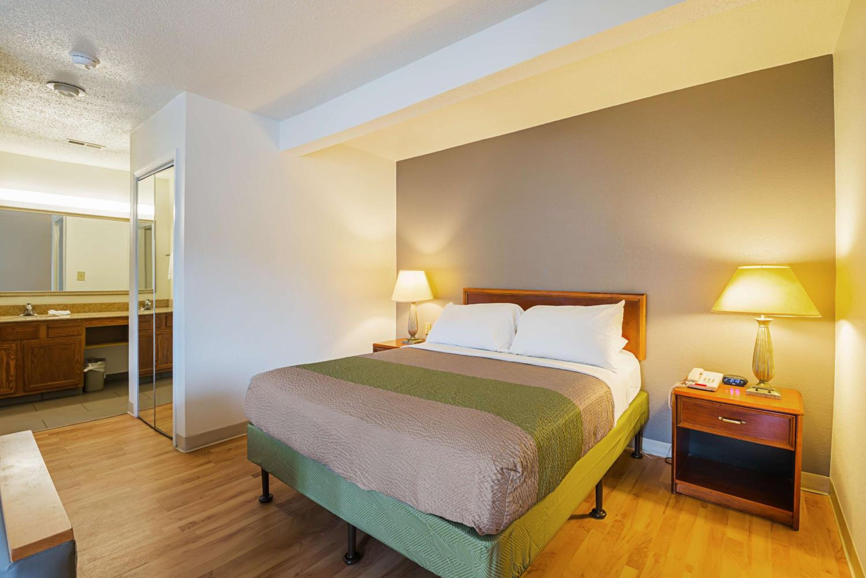 ROOM, QUEEN BED, ACCESSIBLE