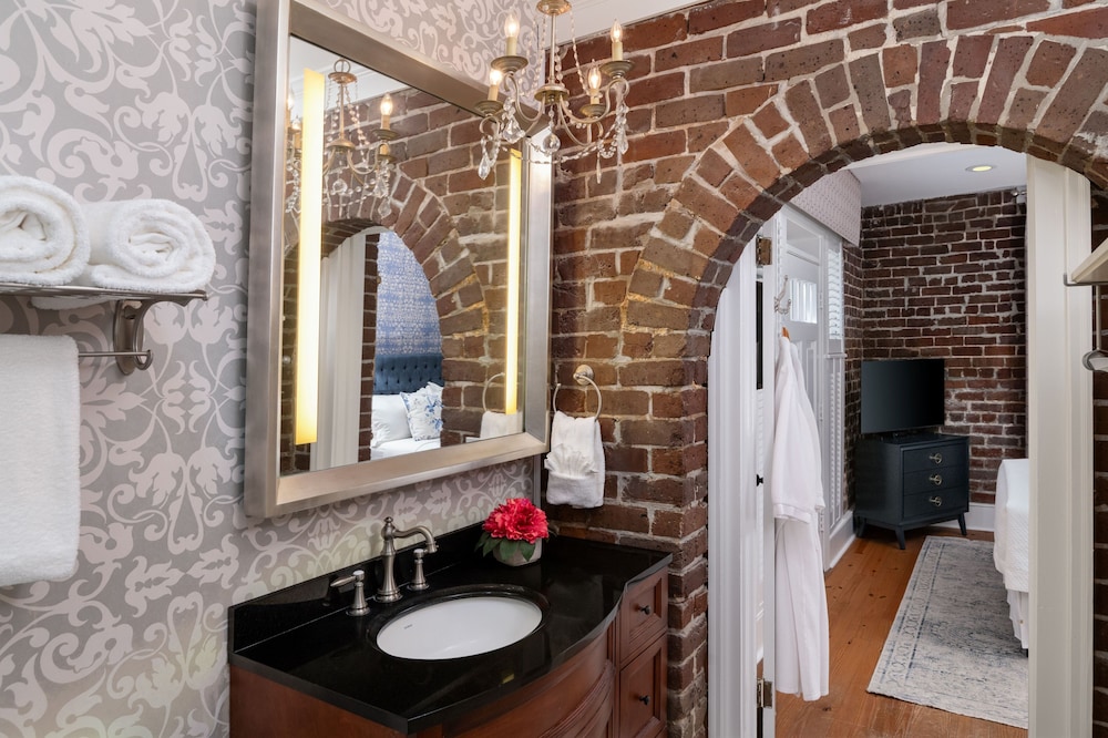 غرفة بسرير كوين، Hamilton-Turner Inn 4/6