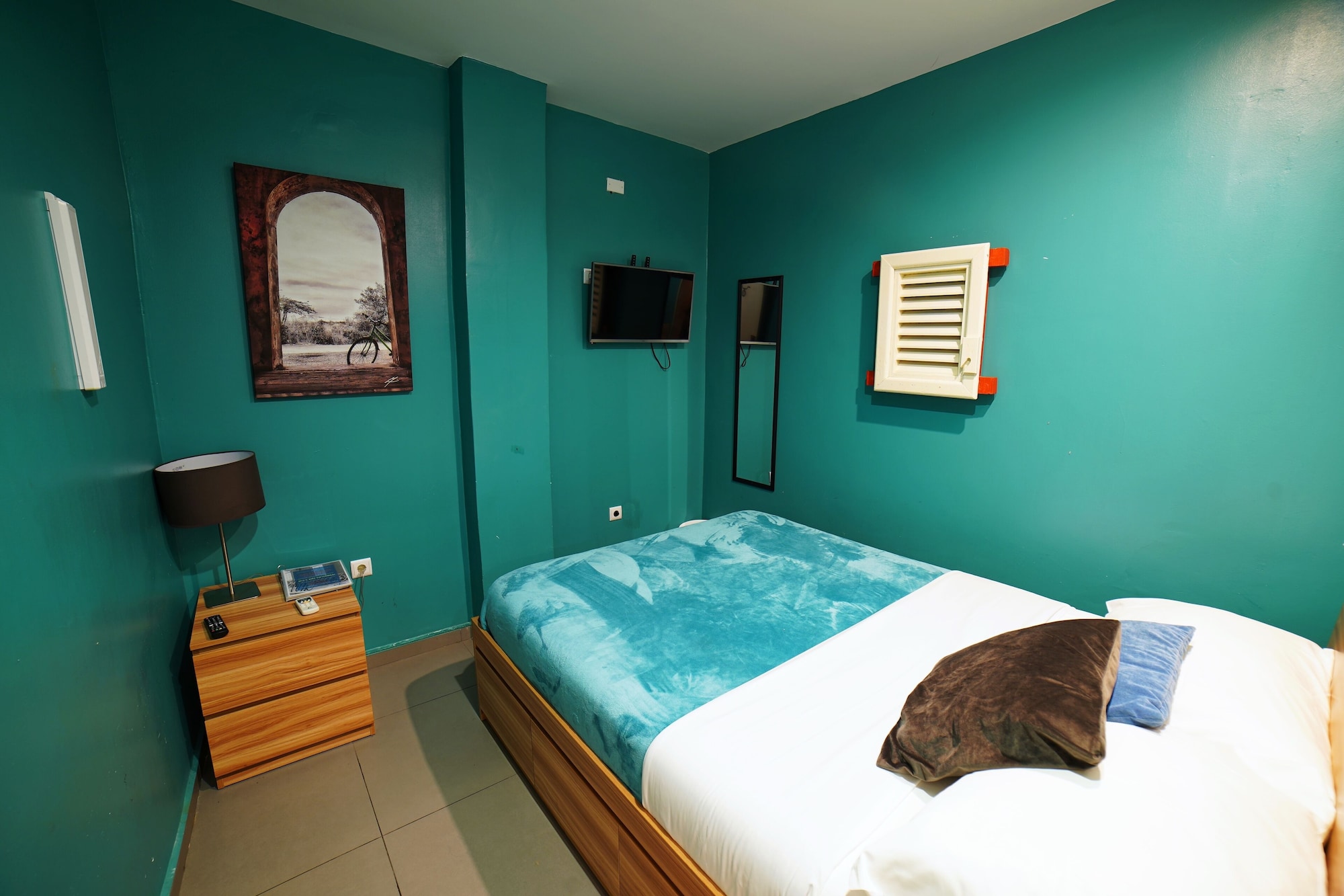 ECONOMY, QUEEN BED, NO WINDOW