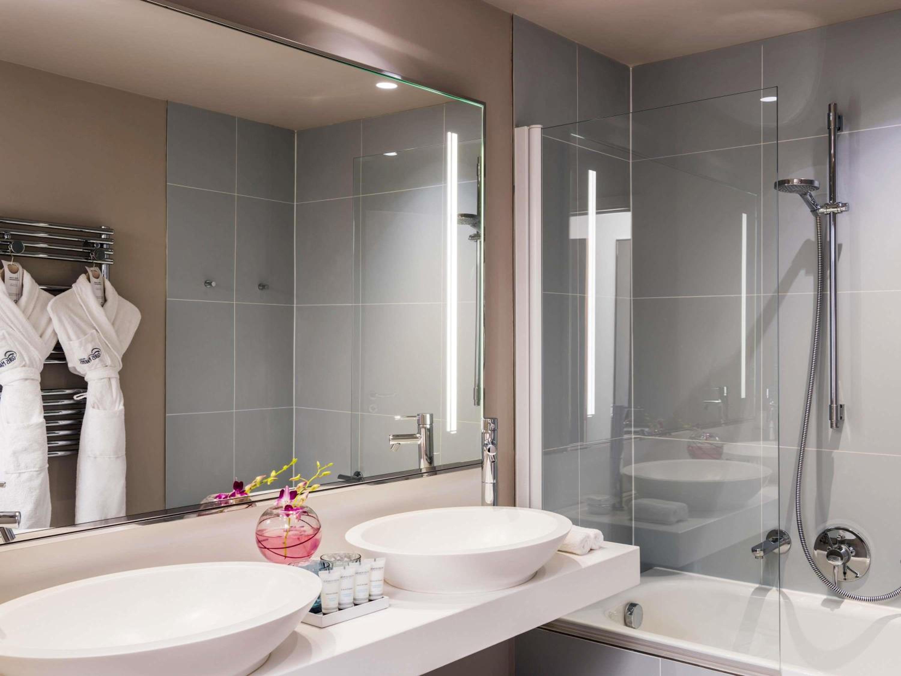 غرفة ديلوكس بسرير كينج بشرفة مع أريكة، Cures Marines Hotel Thalasso & Spa Trouville - MGallery Collection 2/2