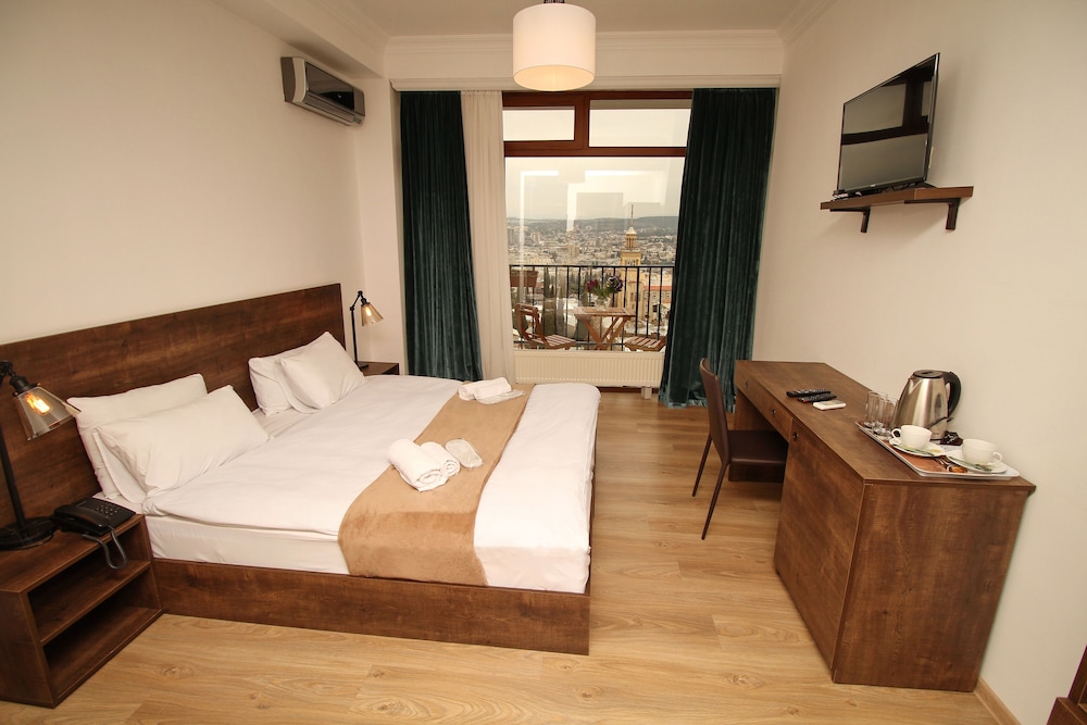 DELUXE, KING BED