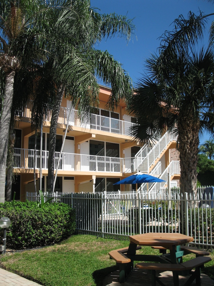 Canada House Pompano Beach 1/25