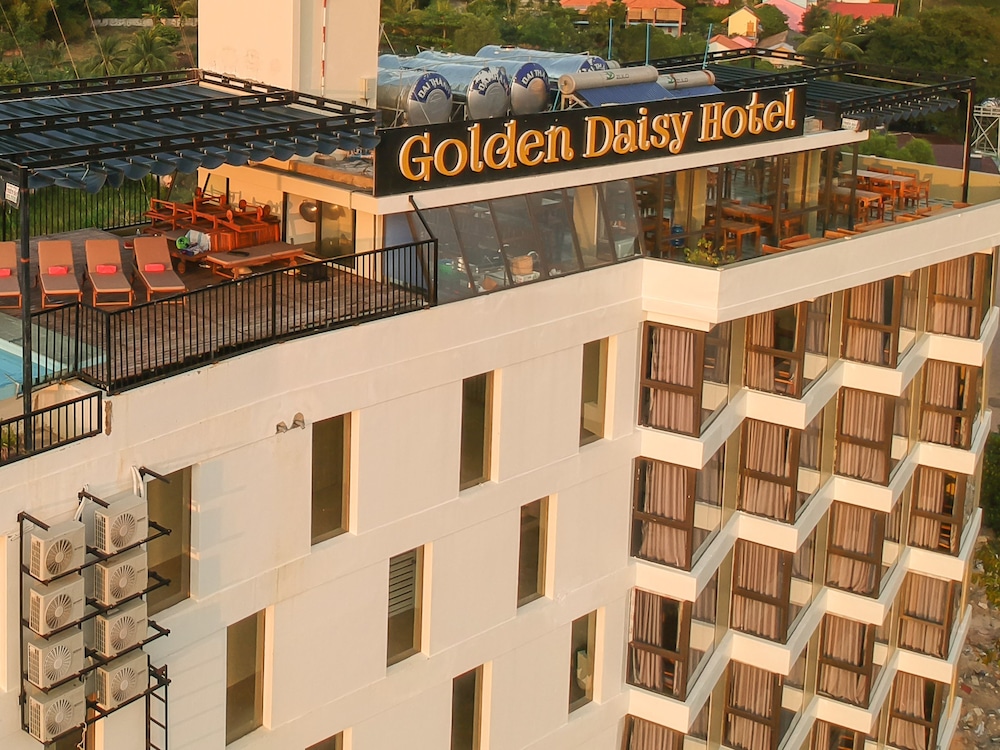 Golden Daisy Hotel 7/68