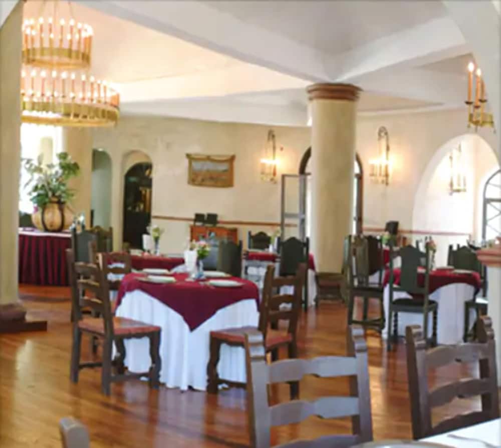 Hotel Castillo Santa Cecilia 47/70