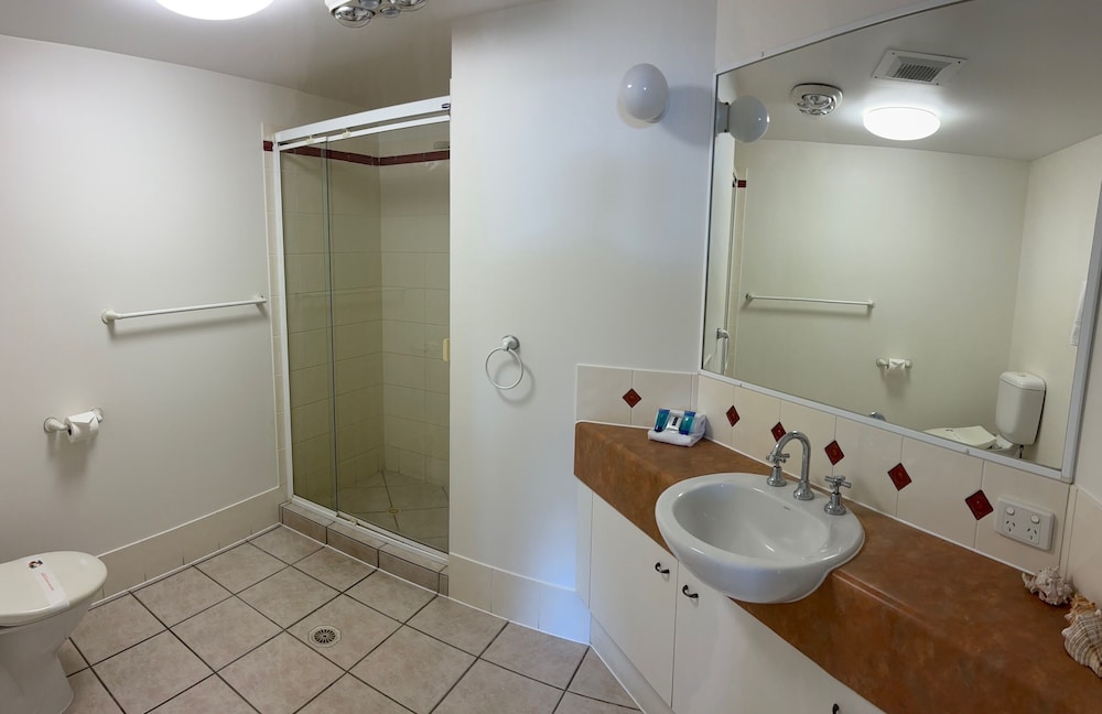 Kings Row Holiday Apartments 45/48