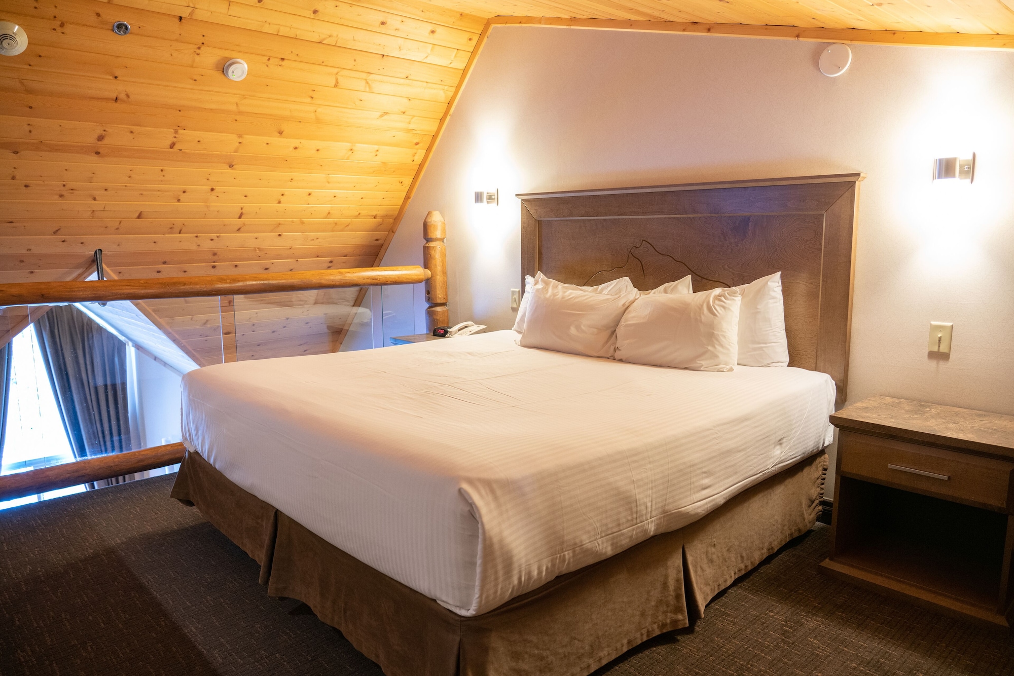 LOFT, KING BED