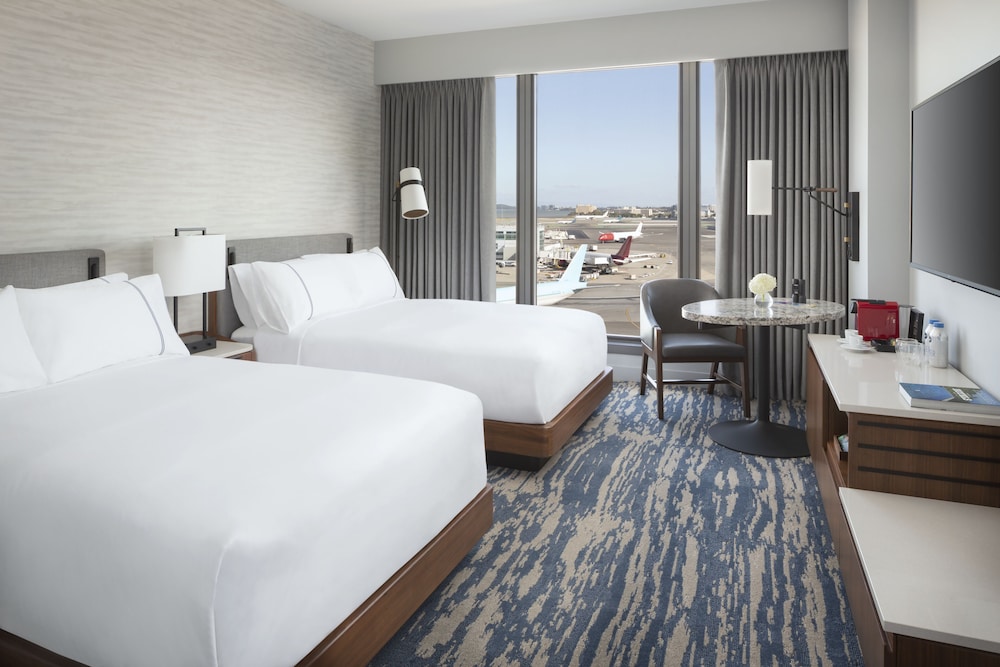 Room, 2 Double Beds, Runway View