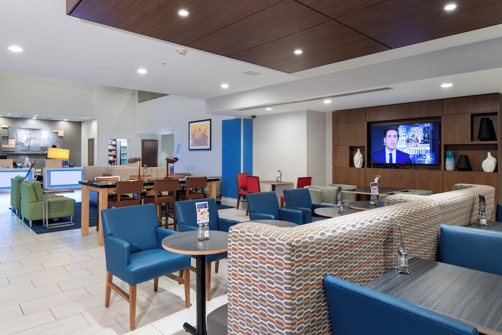 Holiday Inn Express Hotel Suites Dallas South Desoto 47/72