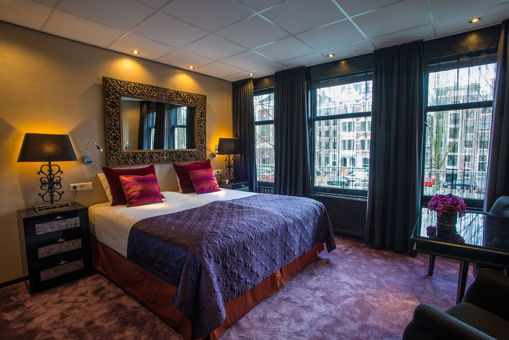 STANDARD, DOUBLE OR TWIN BED, CANAL VIEW, BATHTUB