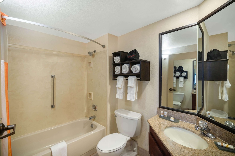La Quinta Inn & Suites by Wyndham Memphis Airport Graceland 27/71