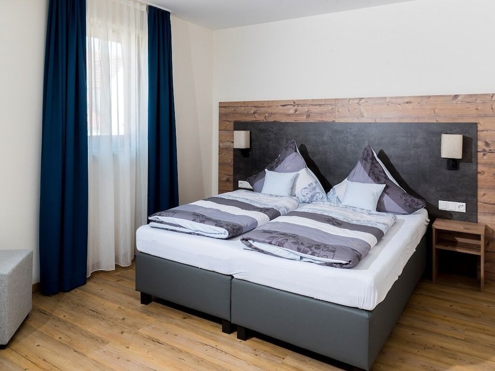 Landhotel Zum Adler 12/50