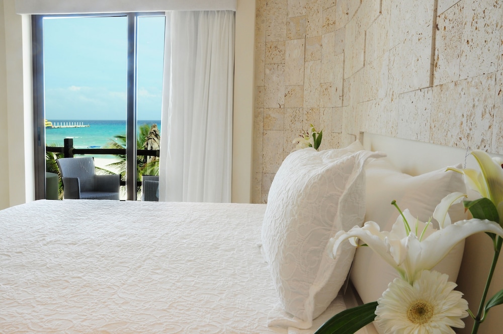 El Taj Oceanfront & Beachside Condo Hotel 33/74