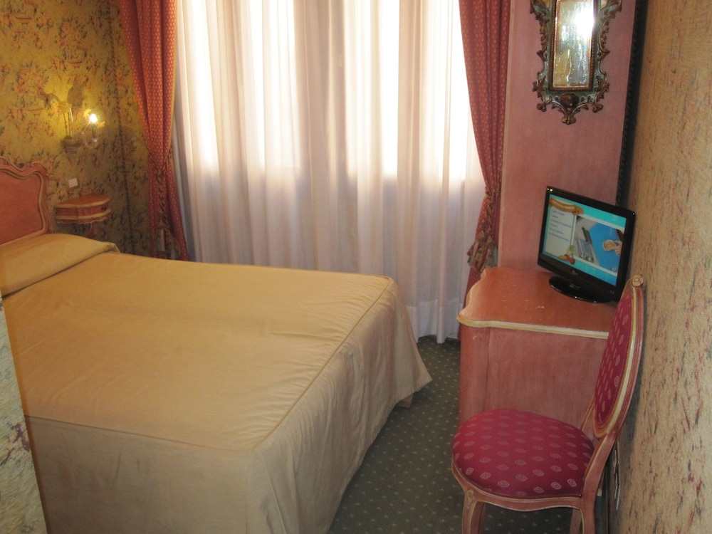ECONOMY, DOUBLE OR TWIN BED