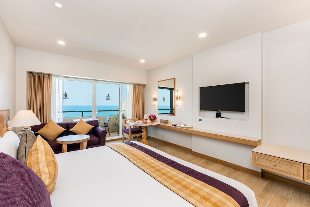 ROYAL CLIFF BEACH HOTEL 53/72