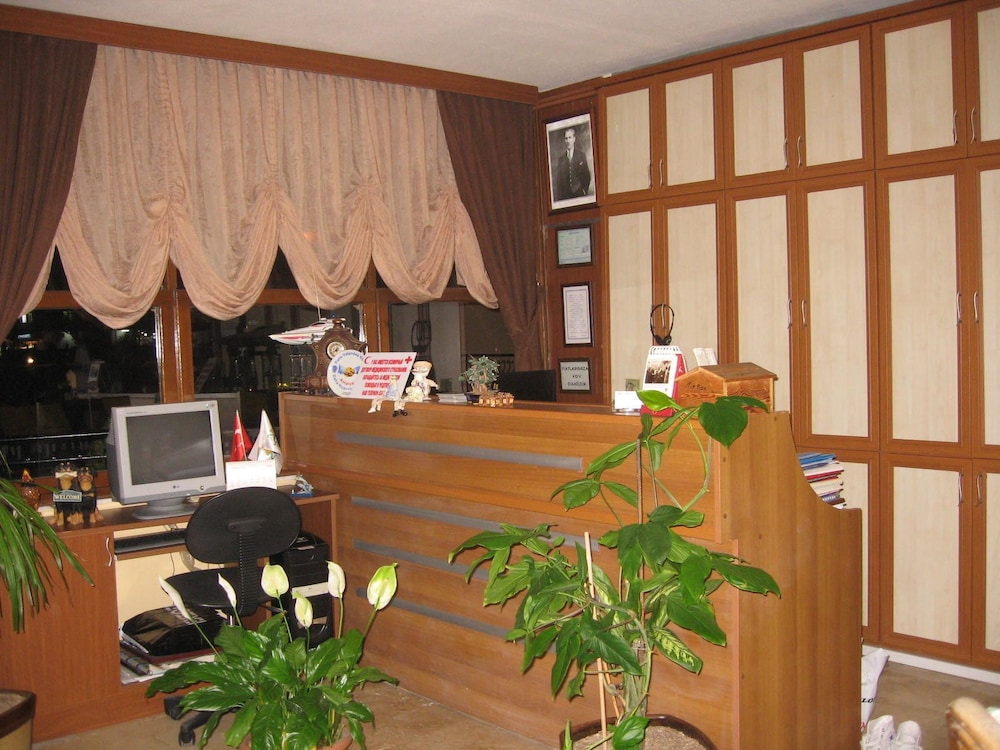 MOMS HOTEL 10/44