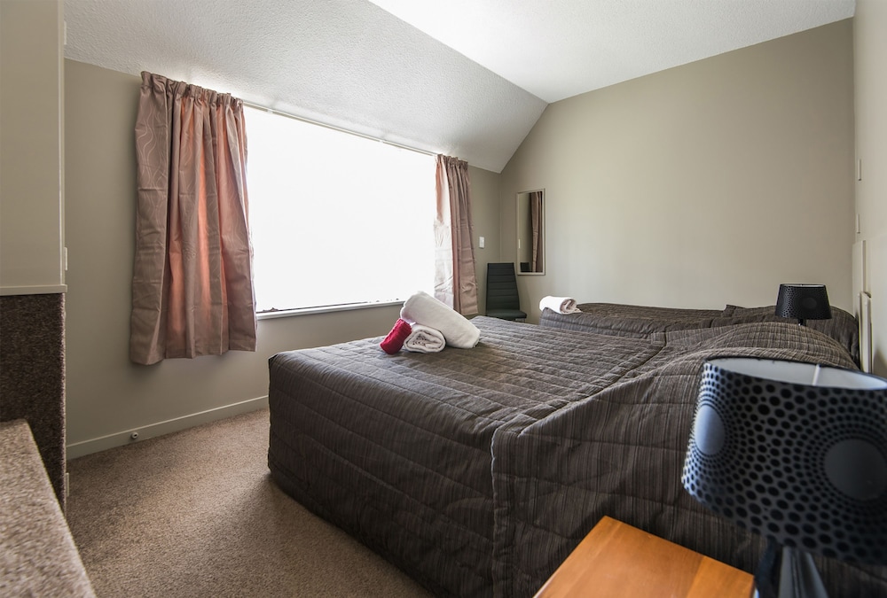 Manuka Crescent Motel 12/63