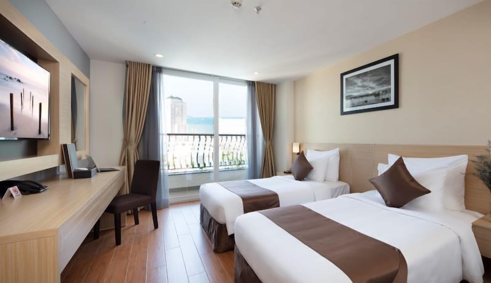 EXECUTIVE, DOUBLE OR TWIN BED, CITY VIEW