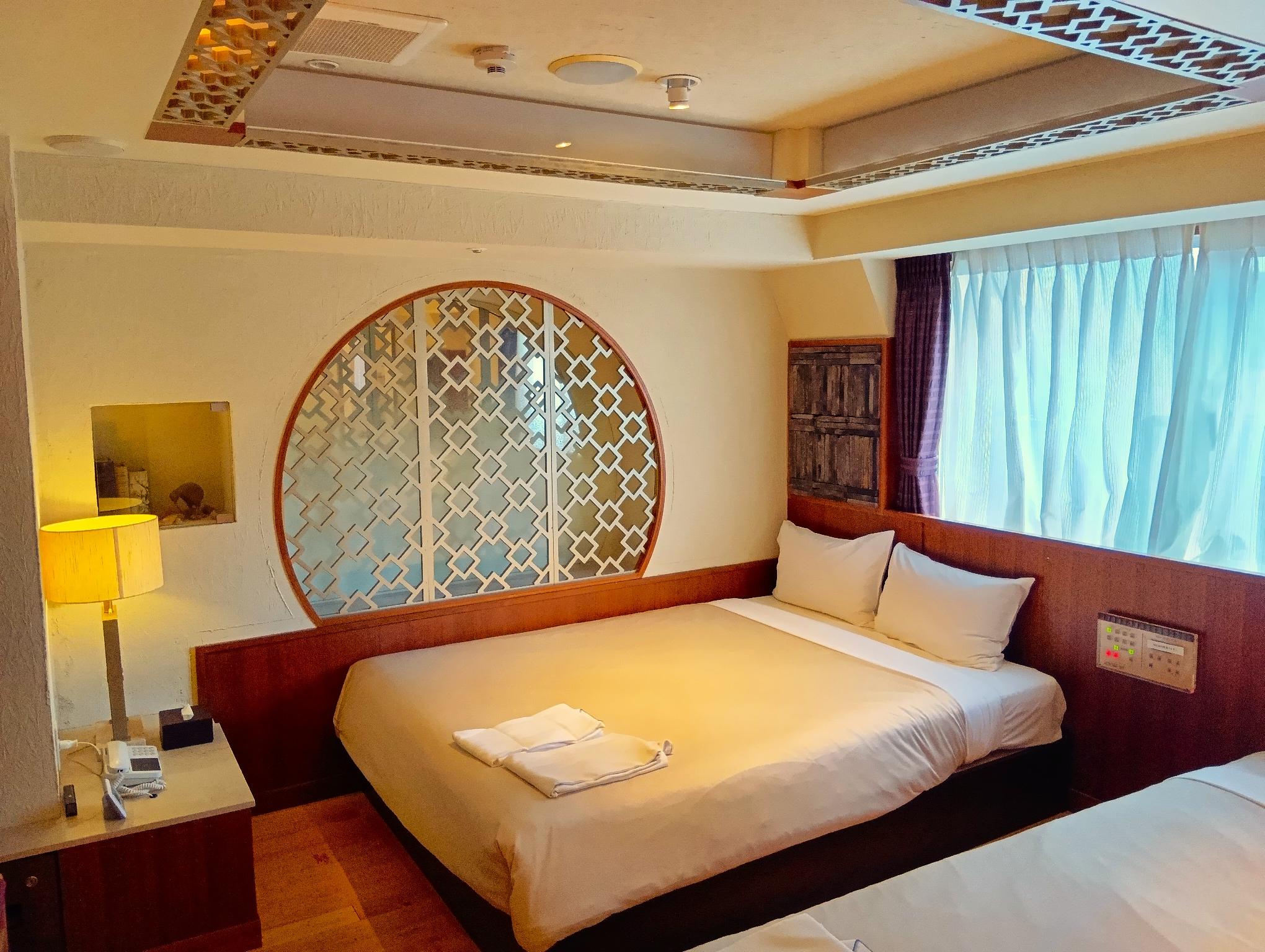 DELUXE, KING BED