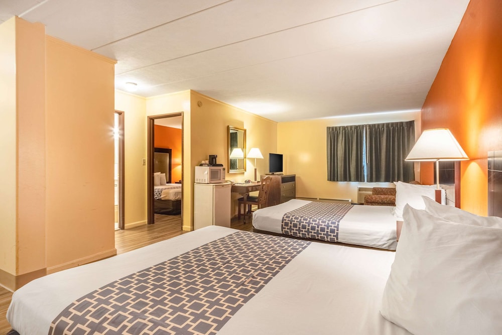 Econo Lodge Inn & Suites Windsor Locks Bradley Airport 14/25