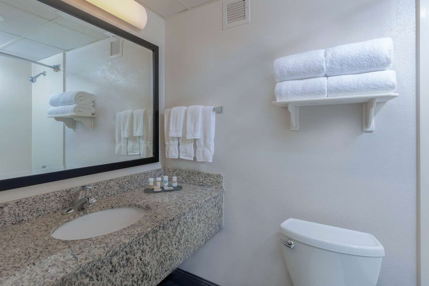 La Quinta Inn & Suites by Wyndham Clifton/Rutherford 48/50